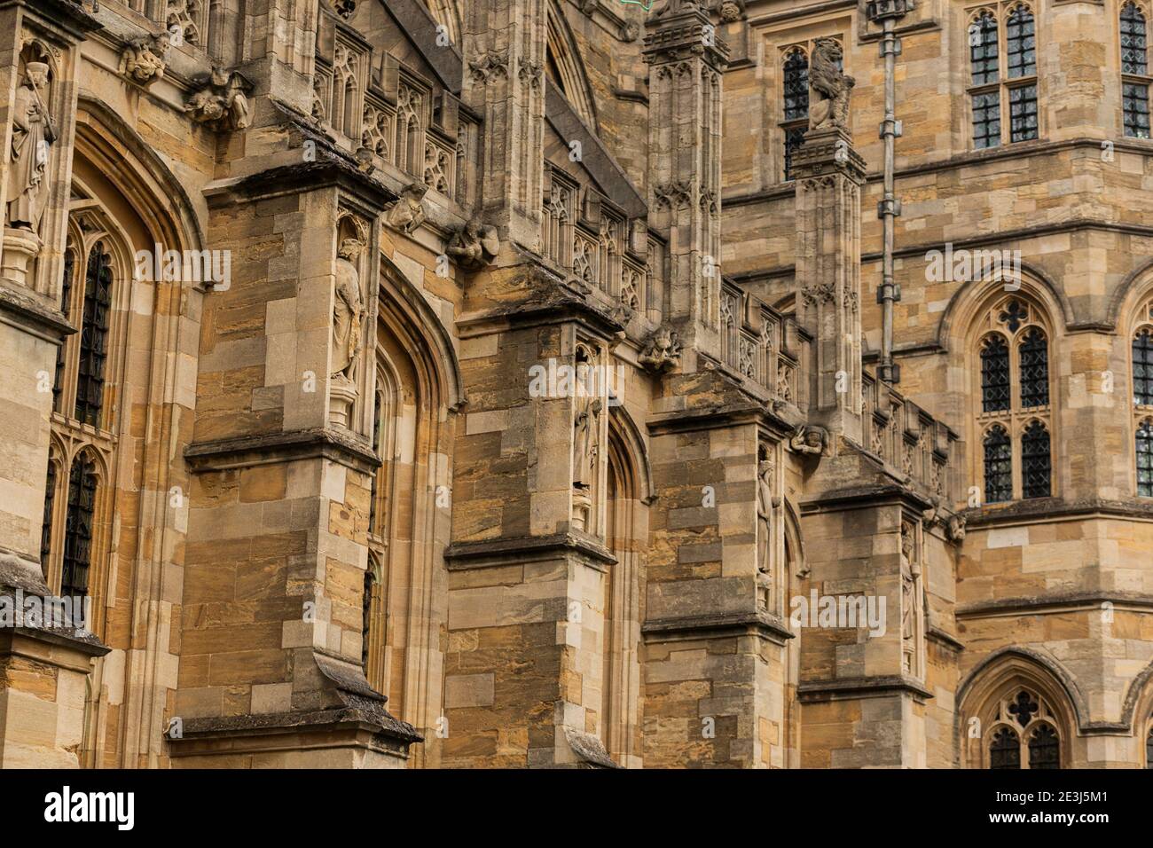 Détail de la façade extérieure de la chapelle Saint George à l'intérieur du château de Windsor, Berkshire, Angleterre, Royaume-Uni. Banque D'Images