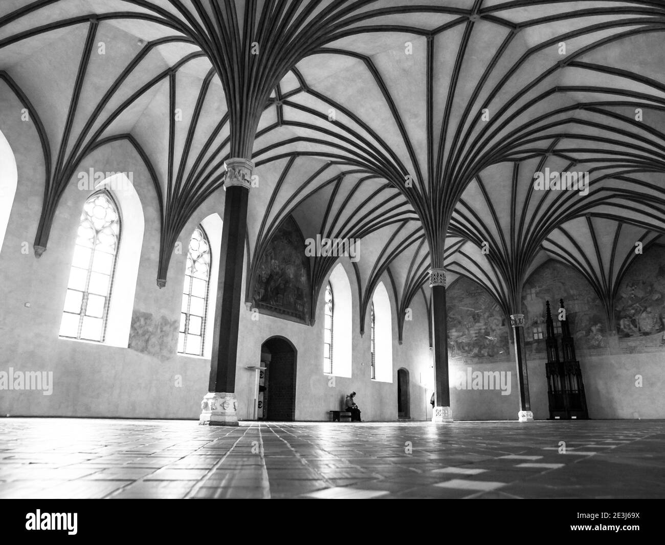 Le Grand réfectoire, la plus grande salle du château de Malbork avec un magnifique plafond de voûte gothique, Pologne. Image en noir et blanc. Banque D'Images