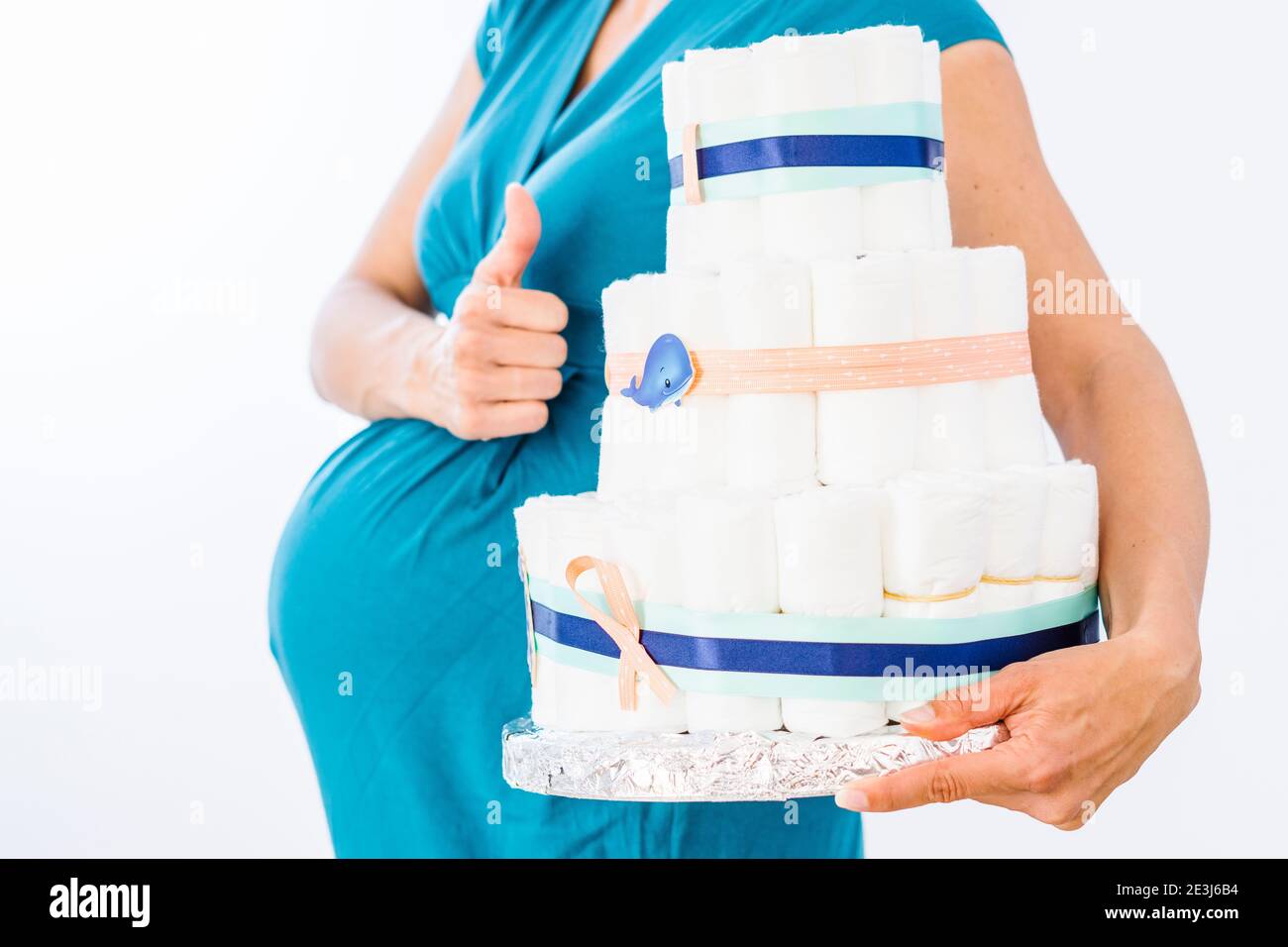 Femme Enceinte Tenant Un Gateau De Couche Pour Son Garcon A Naitre Photo Stock Alamy