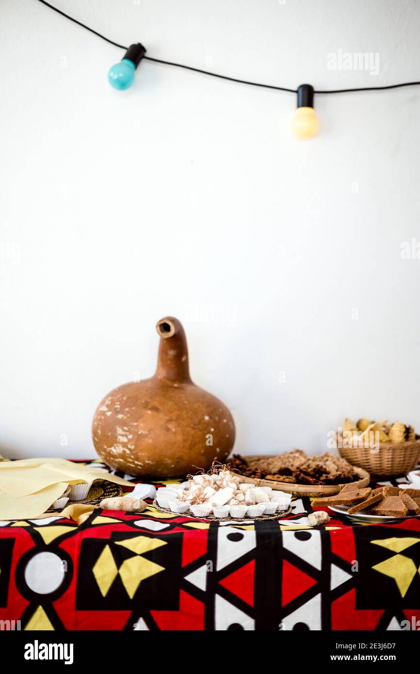 Variété de délicieux desserts de l'Angola sur une table couverte Avec du tissu africain Banque D'Images