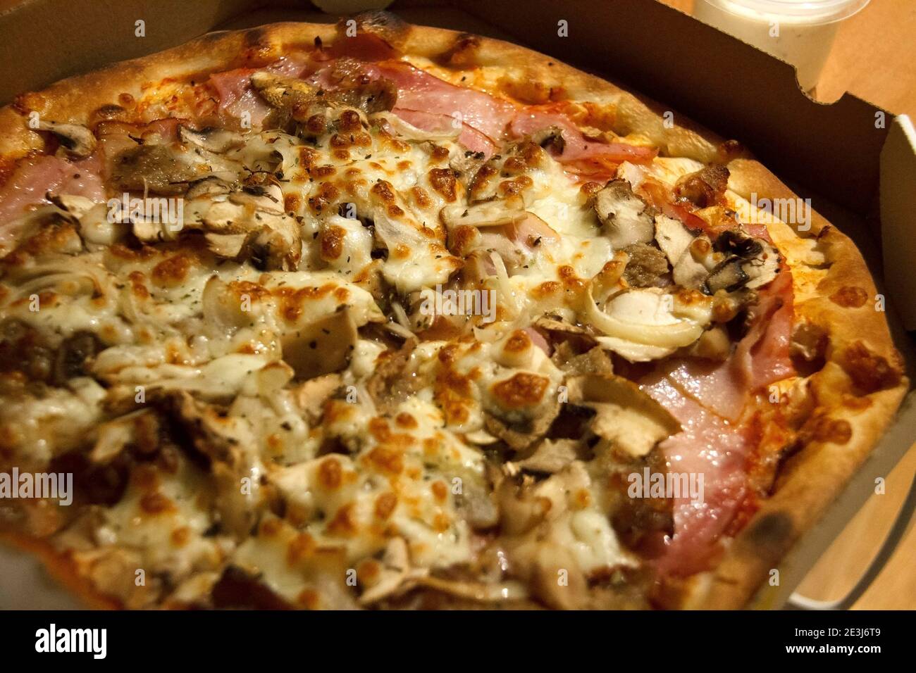 Pizza avec jambon, bacon, champignons et fromage Banque D'Images
