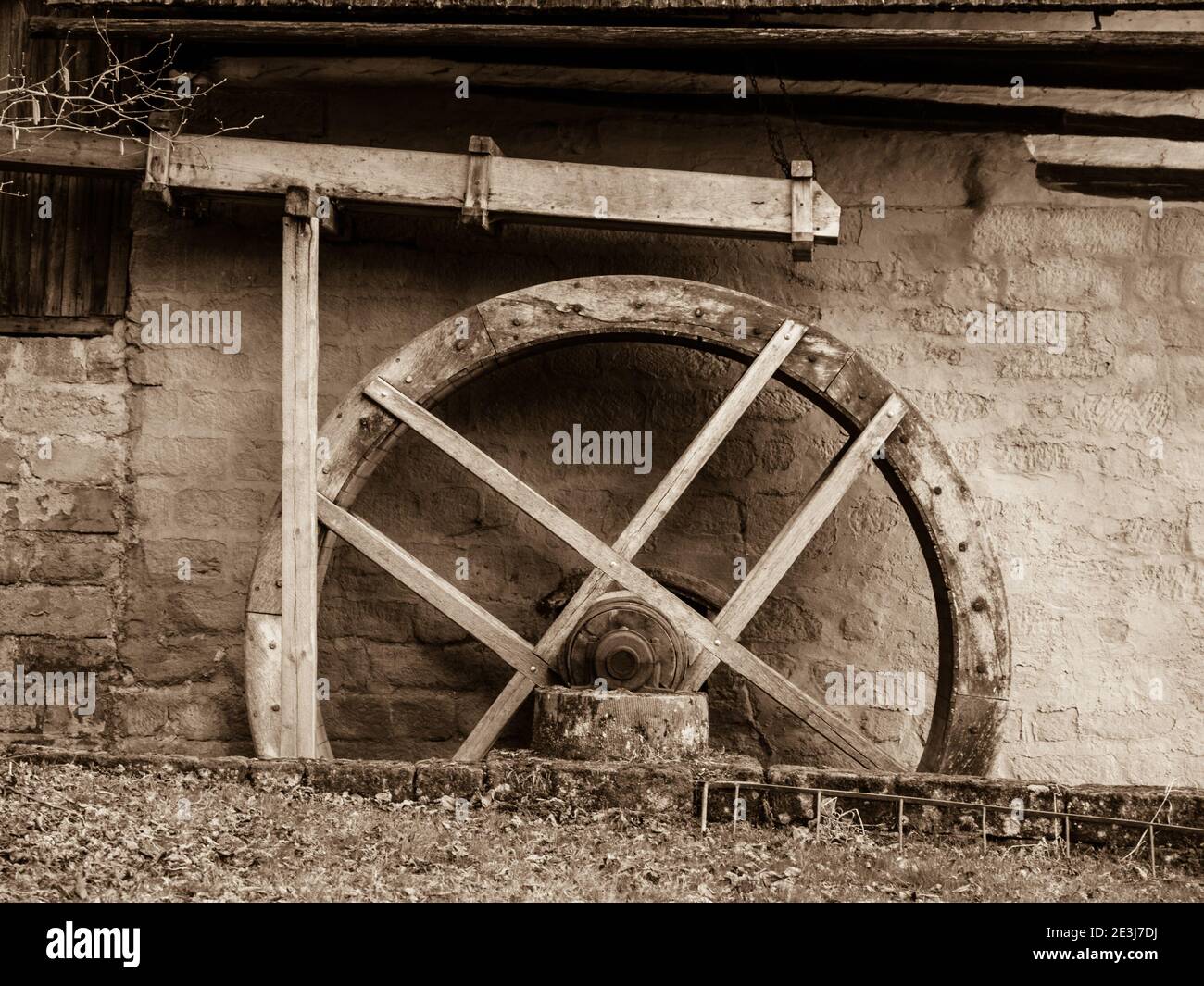 Roue d'eau du moulin ancien sans eau, sans mouvement, image sépia Banque D'Images