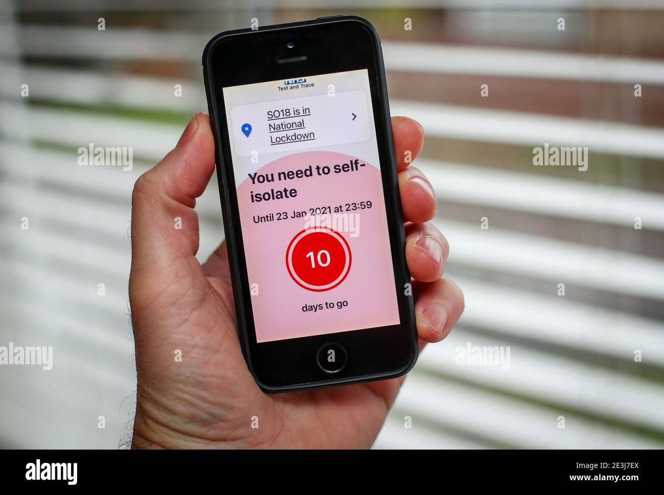 Application NHS coronavirus Test and Trace qui indique à l'utilisateur de s'isoler pendant 10 jours après avoir été en contact avec une personne avec Covid 19. Banque D'Images