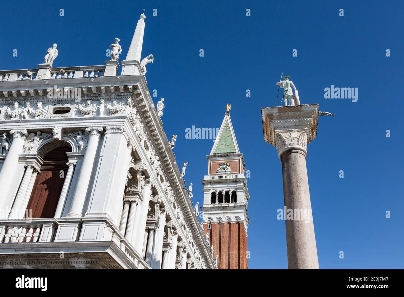 Vue sur le bâtiment de la bibliothèque nationale, le Campanile et la colonne de Saint-Théodore sur la place Saint-Marc, Venise, Italie Banque D'Images