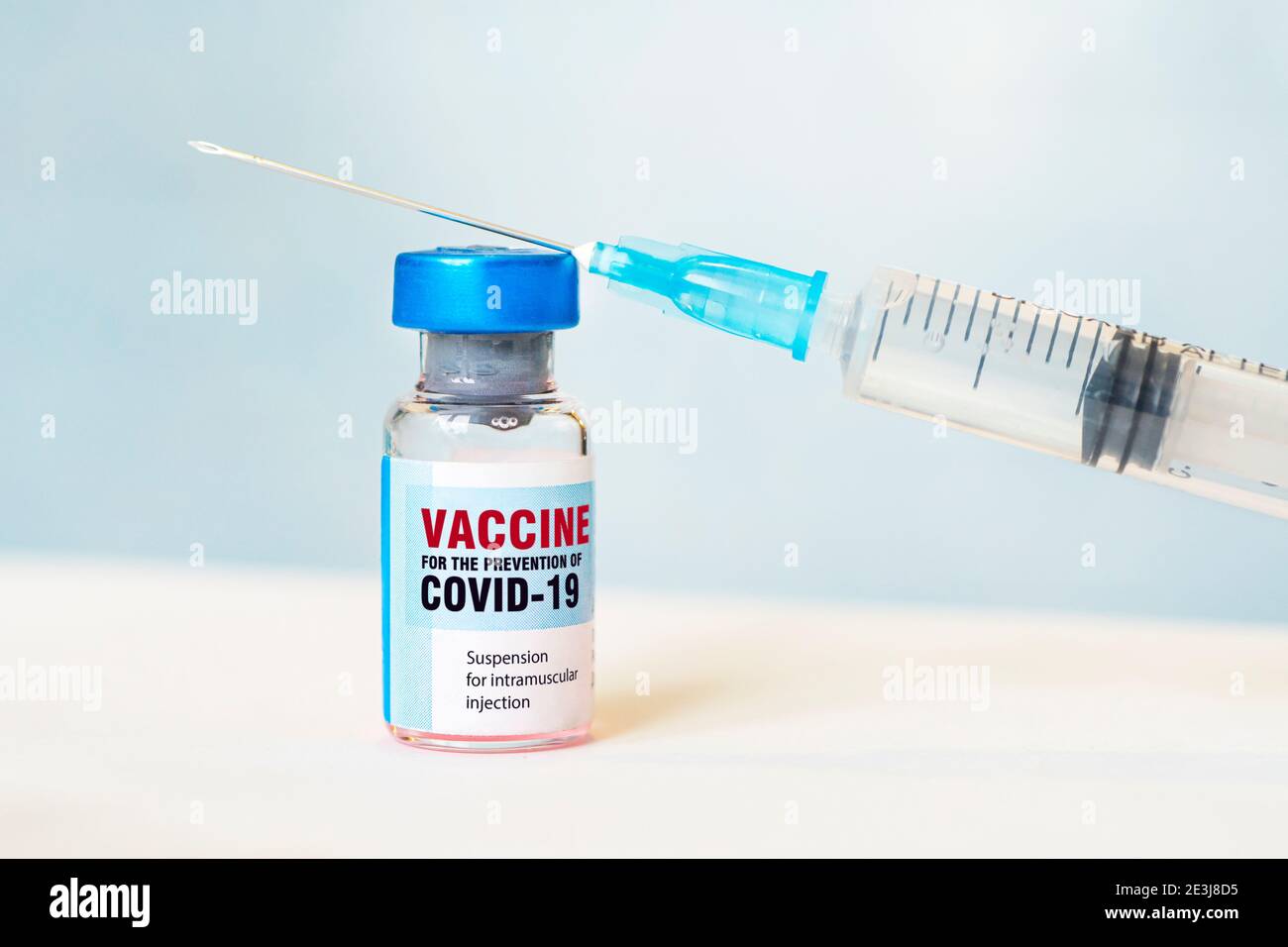 Gros plan de la seringue et de l'injection coronavirus, covid-19 maladie de vaccin se préparer pour l'homme, la médecine et le concept de drogue. Concept médical fond bleu Banque D'Images