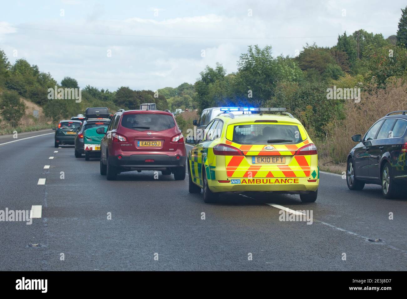 Ambulance répondant à une urgence sur une autoroute très fréquentée. Angleterre Banque D'Images