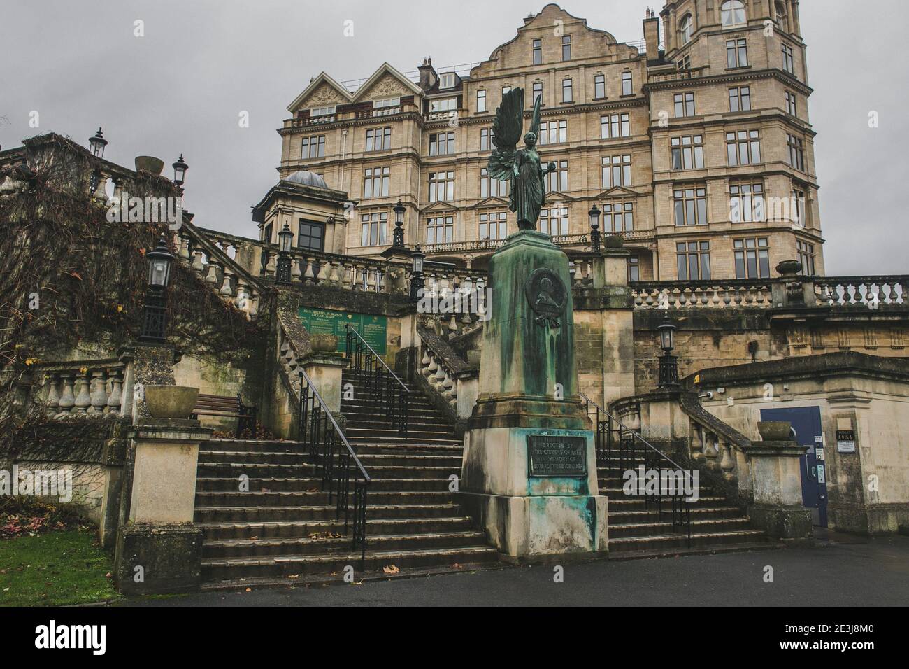 Statue de l'Ange de la paix aux jardins Parade à Bath, Somerset, Angleterre, Royaume-Uni. Ce mémorial est dédié au roi Édouard VII, connu sous le nom de faiseur de paix. Banque D'Images