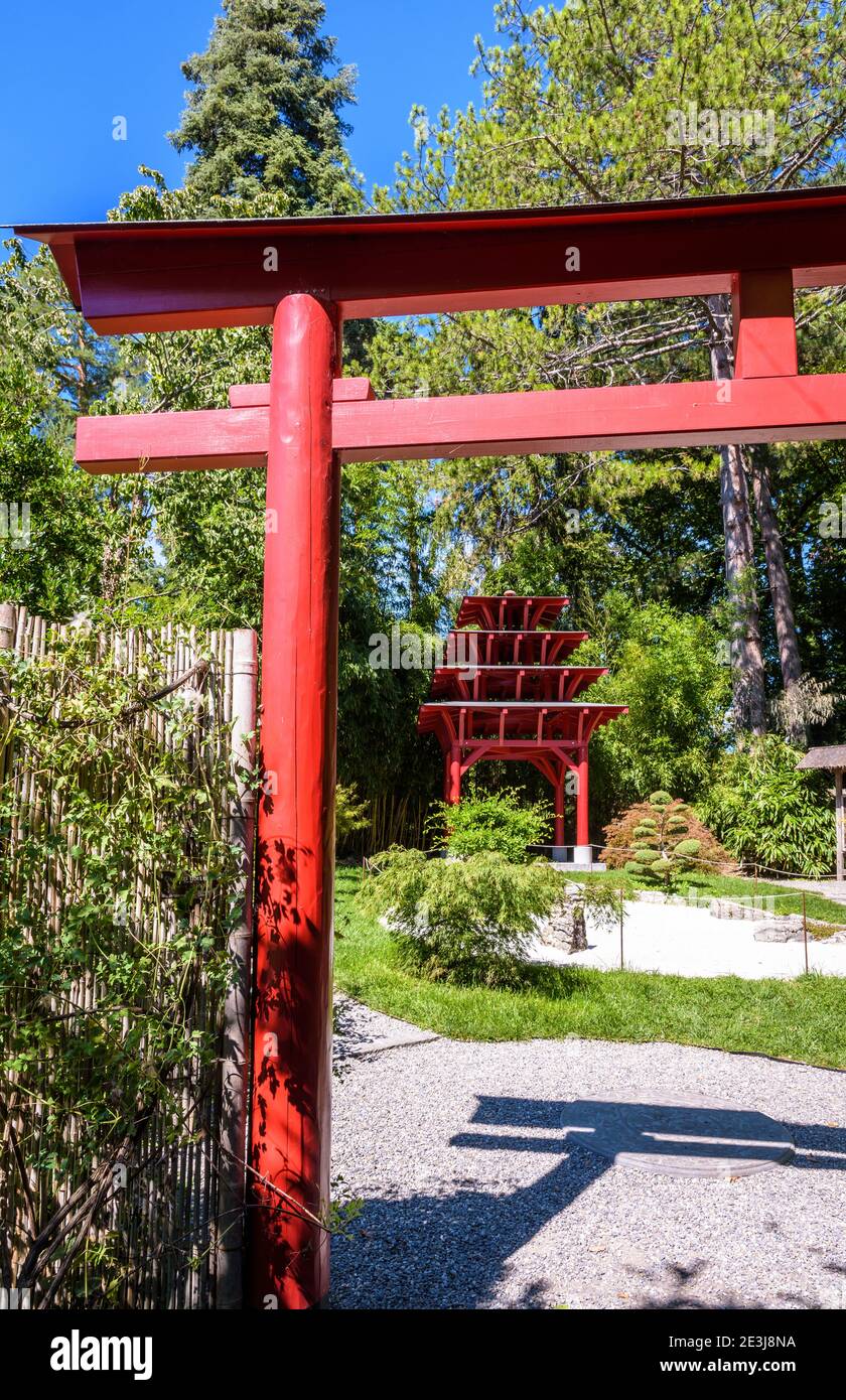 Le Conservatoire et jardin botanique de Genève comprend un jardin zen japonais avec une porte torii, une pagode et un jardin de rochers. Banque D'Images