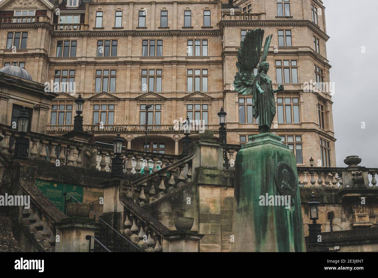 Statue de l'Ange de la paix aux jardins Parade à Bath, Somerset, Angleterre, Royaume-Uni. Ce mémorial est dédié au roi Édouard VII, connu sous le nom de faiseur de paix. Banque D'Images