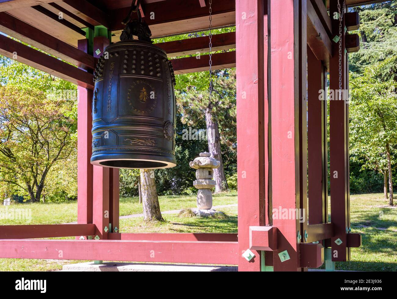 Réplique de la cloche Shinagawa installée dans le parc Ariana à Genève. Banque D'Images