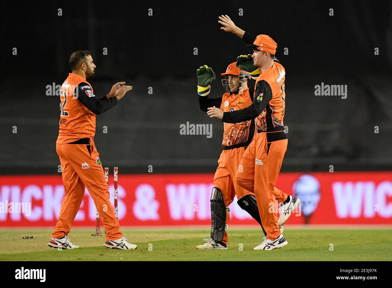 Marvel Stadium, Melbourne, Victoria, Australie. 19 janvier 2021. Big Bash League Cricket, Perth Scorchers versus Brisbane Heat ; Fawad Ahmed, Josh Inglis et Ashton Turner des Scorchers célèbrent le cricket de Chris Lynn du Heat Credit: Action plus Sports/Alay Live News Banque D'Images