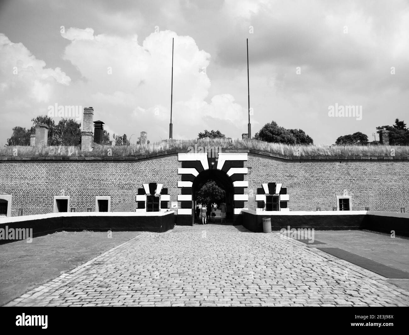Porte d'entrée de la petite forteresse de Terezin, République Tchèque, image en noir et blanc Banque D'Images