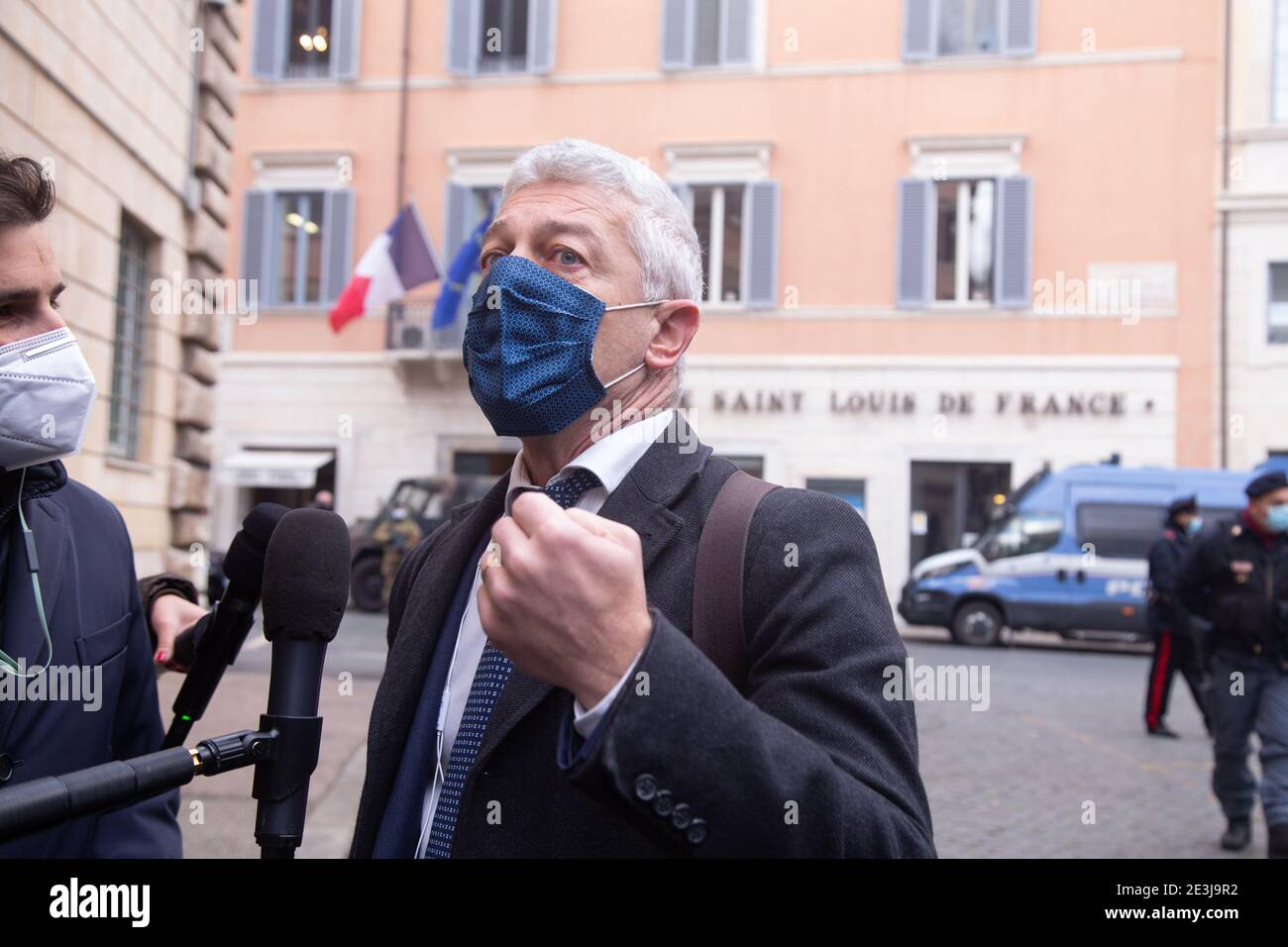 Rome, Italie. 19 janvier 2021. Nicola Morra devant le Palais du Sénat italien à Rome, Italie, le 19 janvier 2021. Certains politiciens italiens de divers partis politiques rencontrent les médias devant le Palazzo del Senato Italiano pendant la discussion de la crise gouvernementale qui a commencé avec l'abandon des parlementaires Italia Viva. (Photo de Matteo Nardone/Pacific Press/Sipa USA) crédit: SIPA USA/Alay Live News Banque D'Images