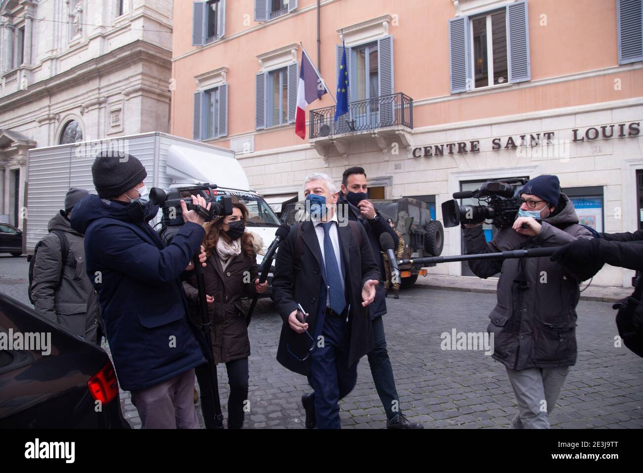 Rome, Italie. 19 janvier 2021. Nicola Morra devant le Palais du Sénat italien à Rome, Italie, le 19 janvier 2021. Certains politiciens italiens de divers partis politiques rencontrent les médias devant le Palazzo del Senato Italiano pendant la discussion de la crise gouvernementale qui a commencé avec l'abandon des parlementaires Italia Viva. (Photo de Matteo Nardone/Pacific Press/Sipa USA) crédit: SIPA USA/Alay Live News Banque D'Images