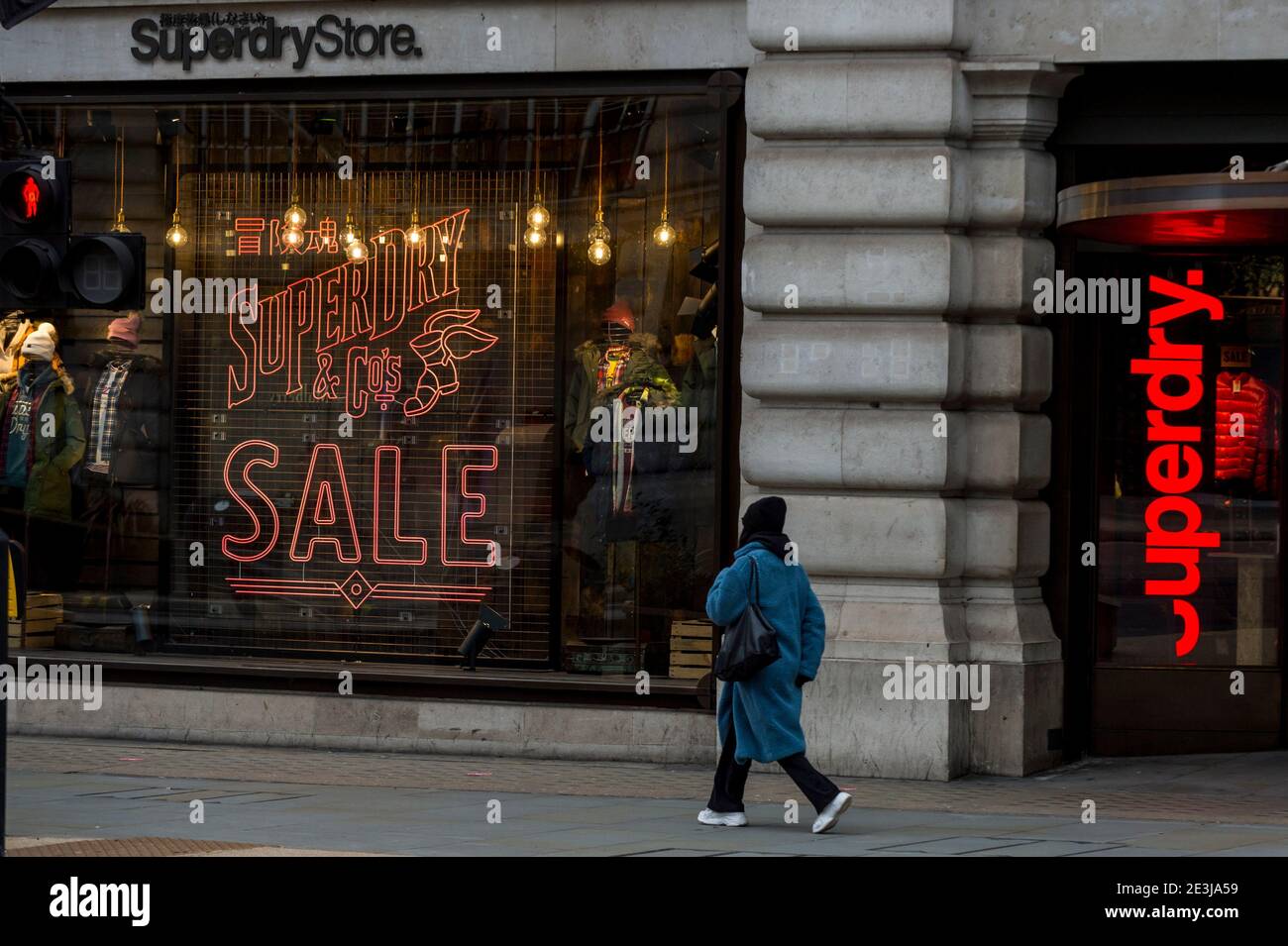 Londres, Royaume-Uni. 19 janvier 2021. L'extérieur du magasin de détail phare de Superdry sur Regent Street, dans le West End. Le groupe de détail a émis un avertissement concernant sa capacité à continuer à s'inquiéter en raison des effets négatifs du confinement pendant le panademic de coronavirus en cours sur les ventes et les bénéfices. Credit: Stephen Chung / Alamy Live News Banque D'Images