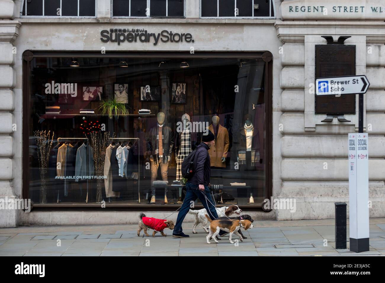 Londres, Royaume-Uni. 19 janvier 2021. L'extérieur du magasin de détail phare de Superdry sur Regent Street, dans le West End. Le groupe de détail a émis un avertissement concernant sa capacité à continuer à s'inquiéter en raison des effets négatifs du confinement pendant le panademic de coronavirus en cours sur les ventes et les bénéfices. Credit: Stephen Chung / Alamy Live News Banque D'Images