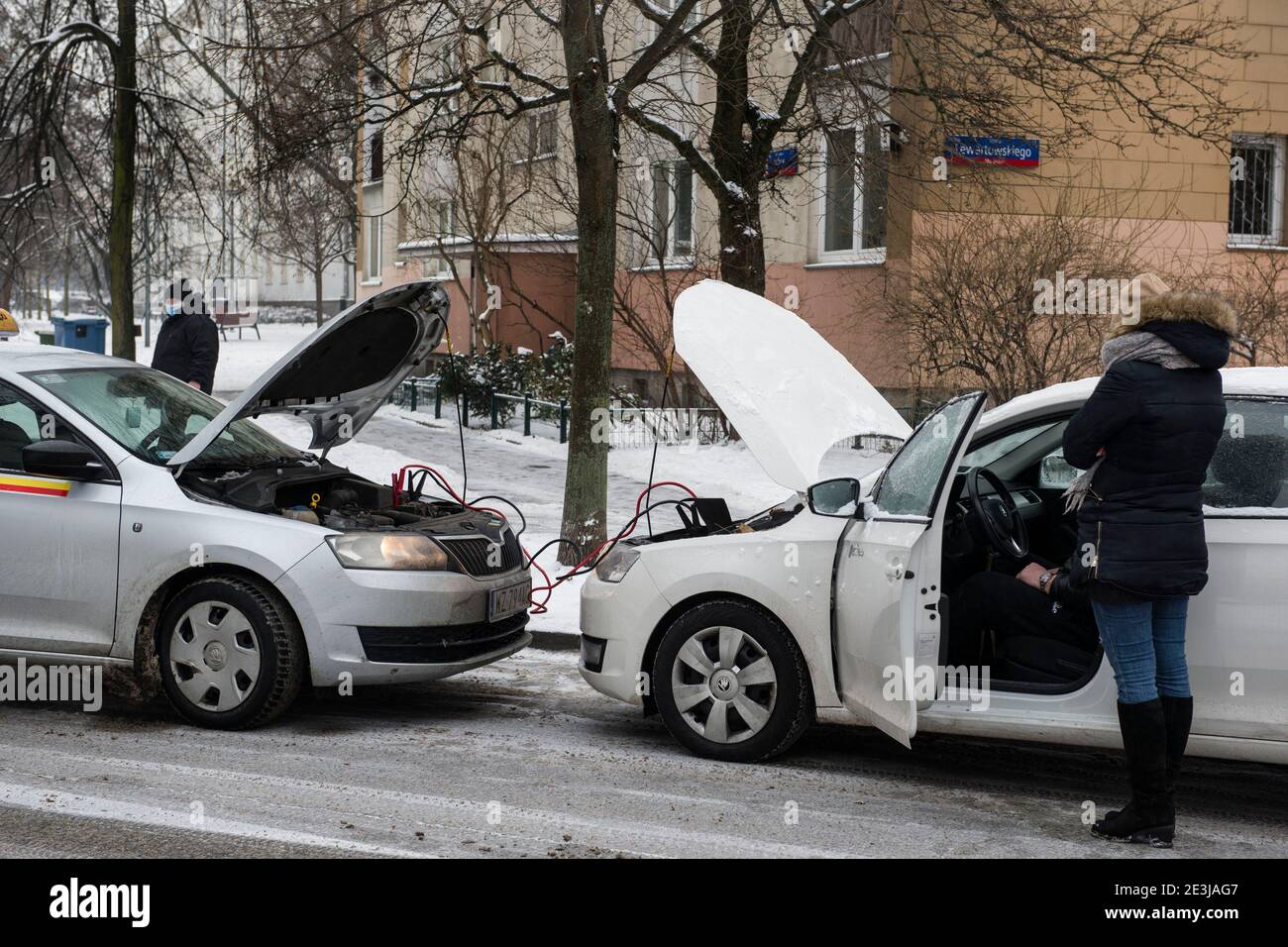 Varsovie, Pologne. 19 janvier 2021. De nombreuses voitures ont des batteries déchargées en raison de températures très basses, les gens s'aident mutuellement en rechargeant les batteries.l'hiver est venu en Pologne, causant des tempêtes de neige et des températures extrêmement basses à moins 30 degrés Celsius dans certaines régions du pays. Crédit : SOPA Images Limited/Alamy Live News Banque D'Images