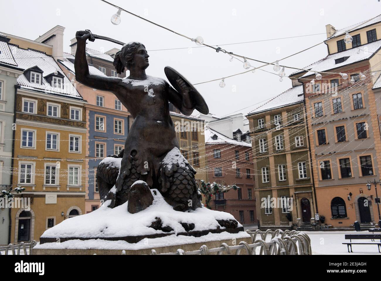 Varsovie, Pologne. 19 janvier 2021. Le monument de la Sirène de Varsovie, symbole du capitole, est couvert de neige dans la vieille ville.Winter est venu en Pologne, causant des tempêtes de neige et des températures extrêmement basses à moins 30 degrés Celsius dans certaines régions du pays. Crédit : SOPA Images Limited/Alamy Live News Banque D'Images