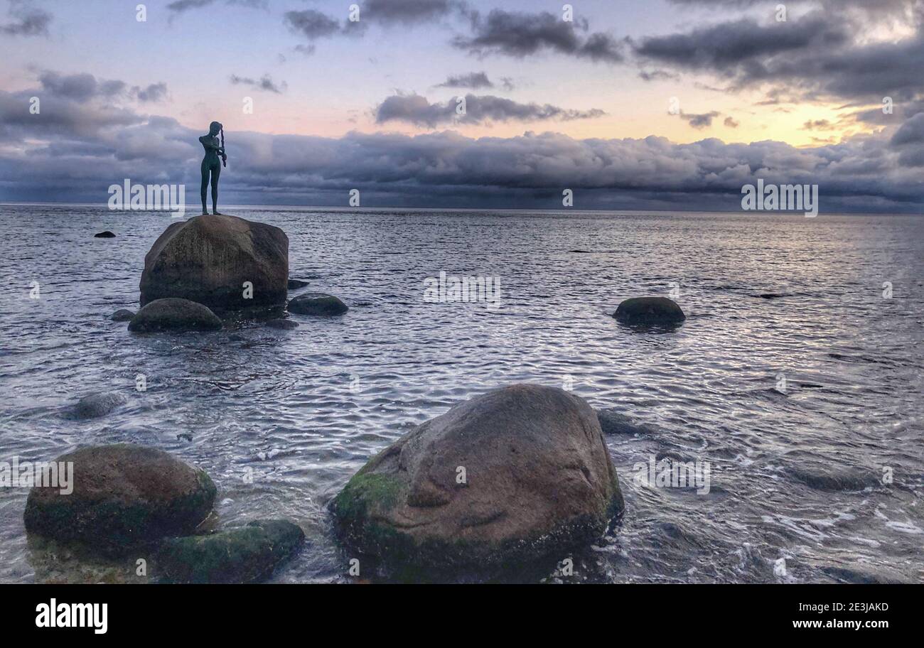 Statue sur une plage à Baabe, sur la mer Baltique Banque D'Images