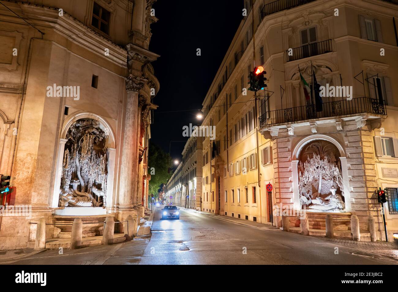 Quattro Fontane (les quatre Fontaines) et via del Quirinale rue de nuit dans la ville de Rome, Italie Banque D'Images