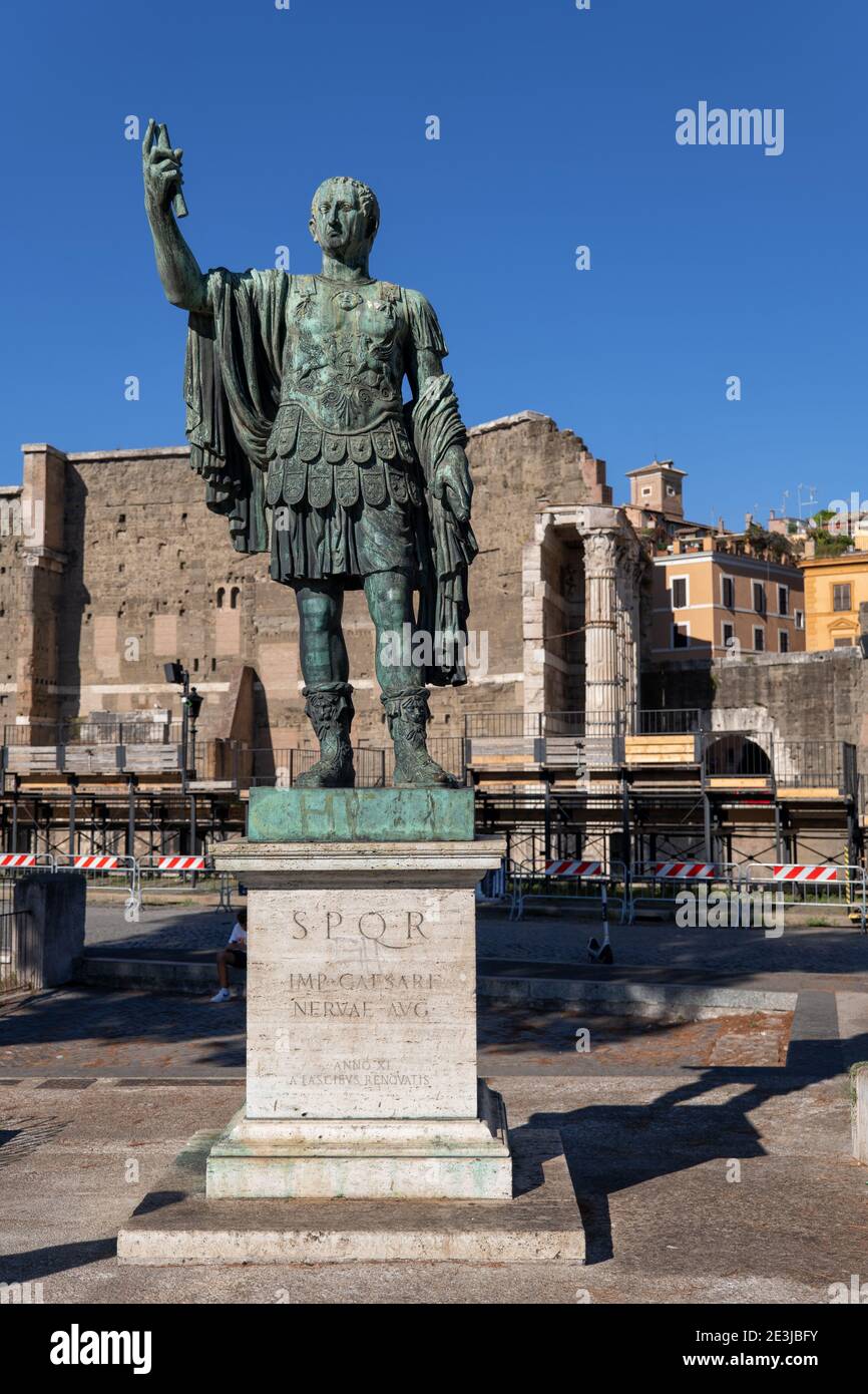 Statue de bronze de l'empereur romain Nerva (Marcus Cocceius Nerva) à la via dei Fori Imperiali à Rome, en Italie Banque D'Images