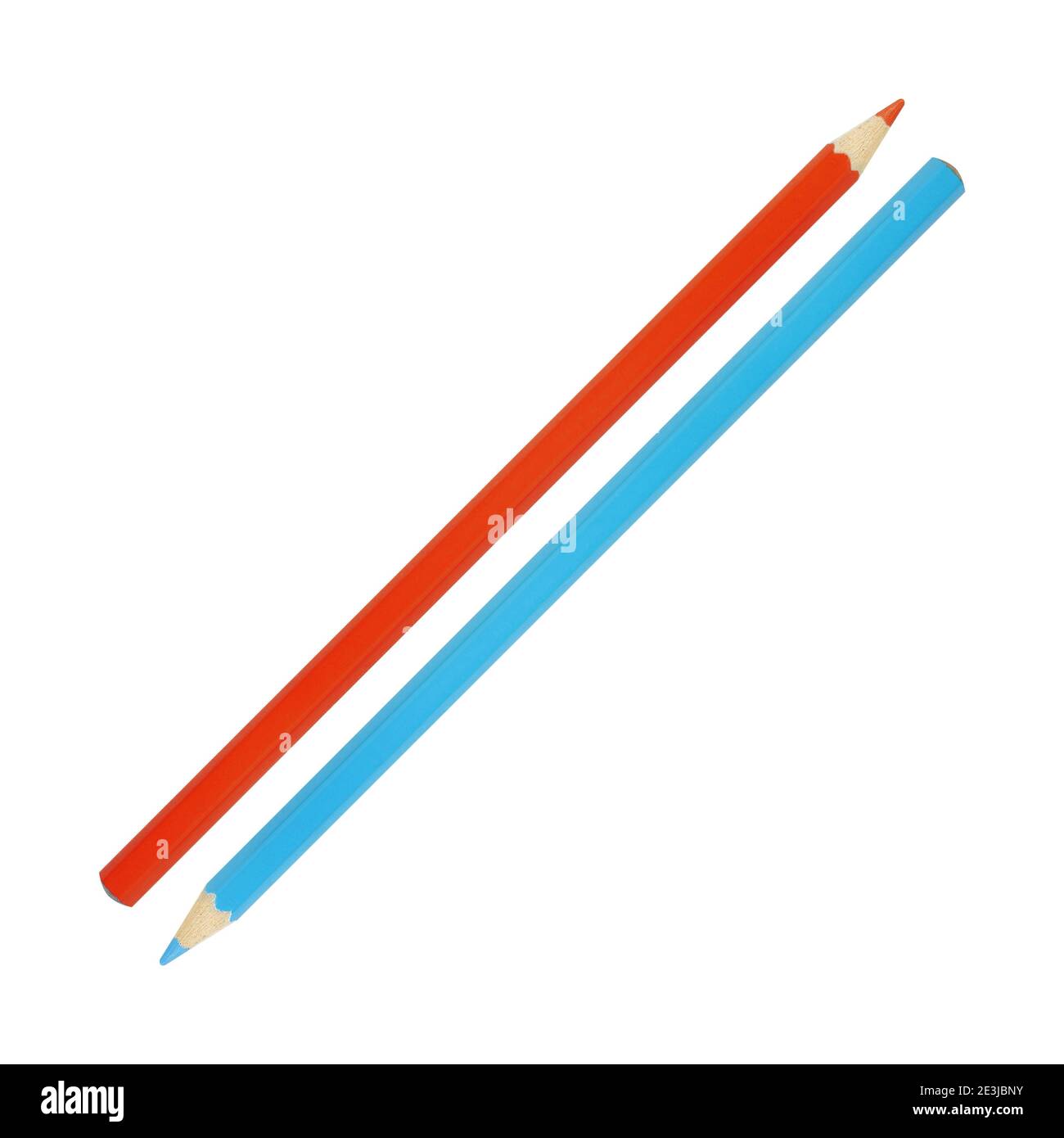 Papeterie - nouveaux crayons bleus et rouges sur fond blanc. Il est isolé, le travailleur des chemins est présent. Banque D'Images