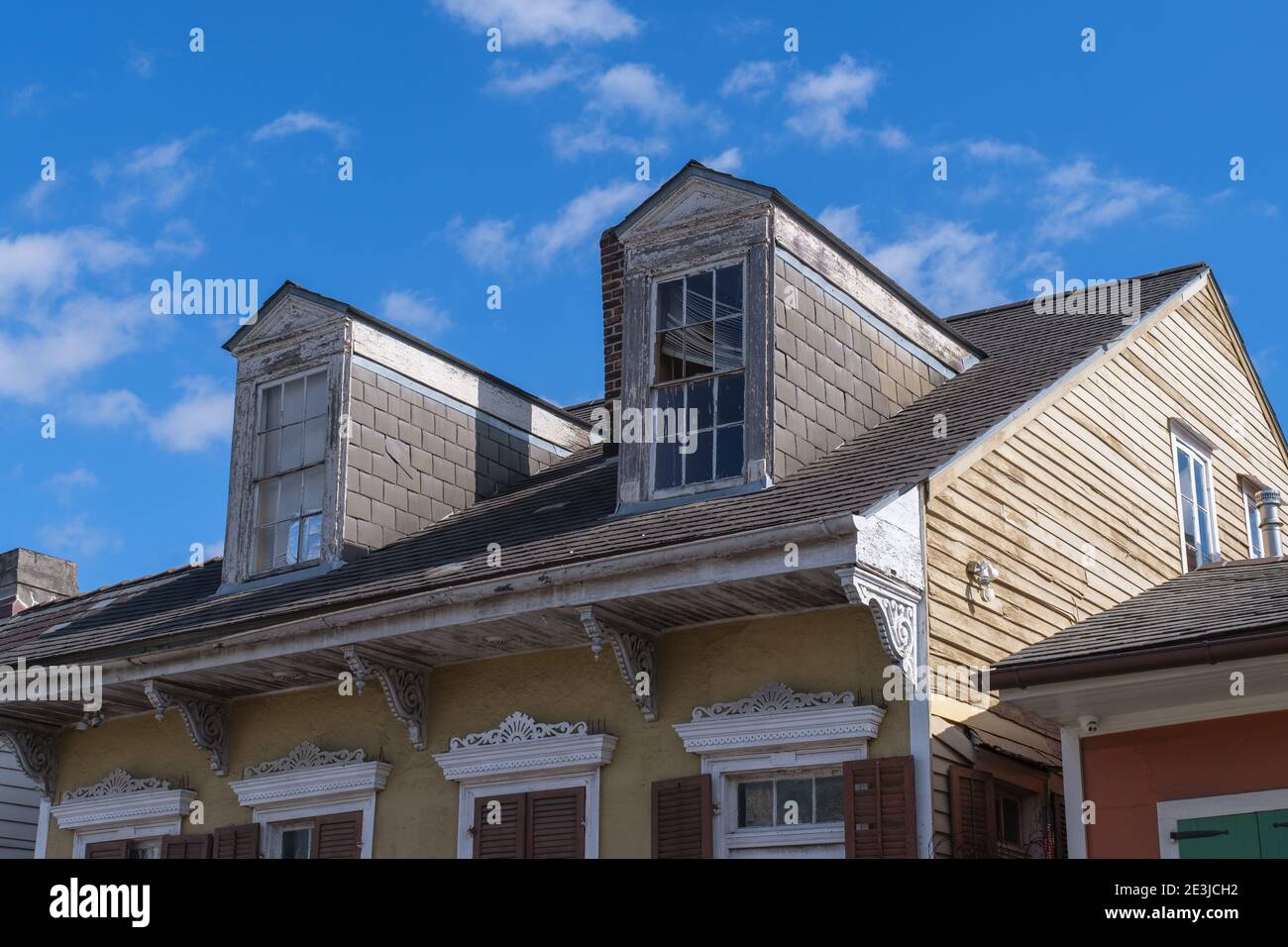 LA NOUVELLE-ORLÉANS, LA, Etats-Unis - 14 JANVIER 2021 : toit de la maison créole dans le quartier français Banque D'Images