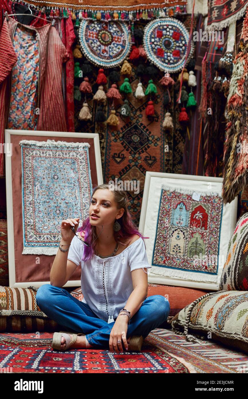 La femme choisit la moquette au marché. Bazar oriental de textiles. Usine  de production de tapis. Joyeux émotions sur le visage de la femme Photo  Stock - Alamy