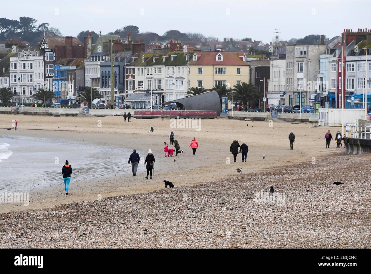 Weymouth, Dorset, Royaume-Uni. 19 janvier 2021. Météo au Royaume-Uni : les gens font de l'exercice sur la plage de Weymouth dans le Dorset pendant le confinement de Covid-19 dans un après-midi nuageux. Crédit photo : Graham Hunt/Alamy Live News Banque D'Images