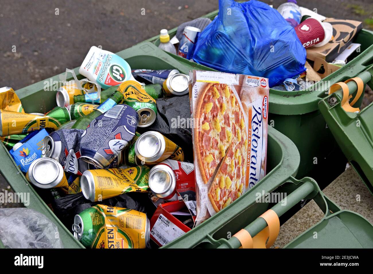 Maidstone, Kent, Royaume-Uni. 19 janvier 2021. Avec les pubs et les restaurants fermés, obligeant les gens à passer leurs soirées à la maison, les bacs de recyclage débordant fournissent des preuves de la COVID verrouillage des habitudes alimentaires et de consommation. Crédit : Phil Robinson/Alay Live News Banque D'Images