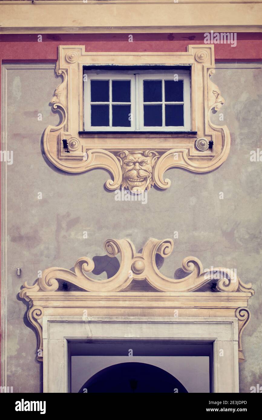 Architecture de tromp l'oeil de style ligurien : détail de la façade du Palazzo Ducale sur la Piazza de Ferrari à Gênes, Italie, construction Renaissance du XVIe siècle Banque D'Images