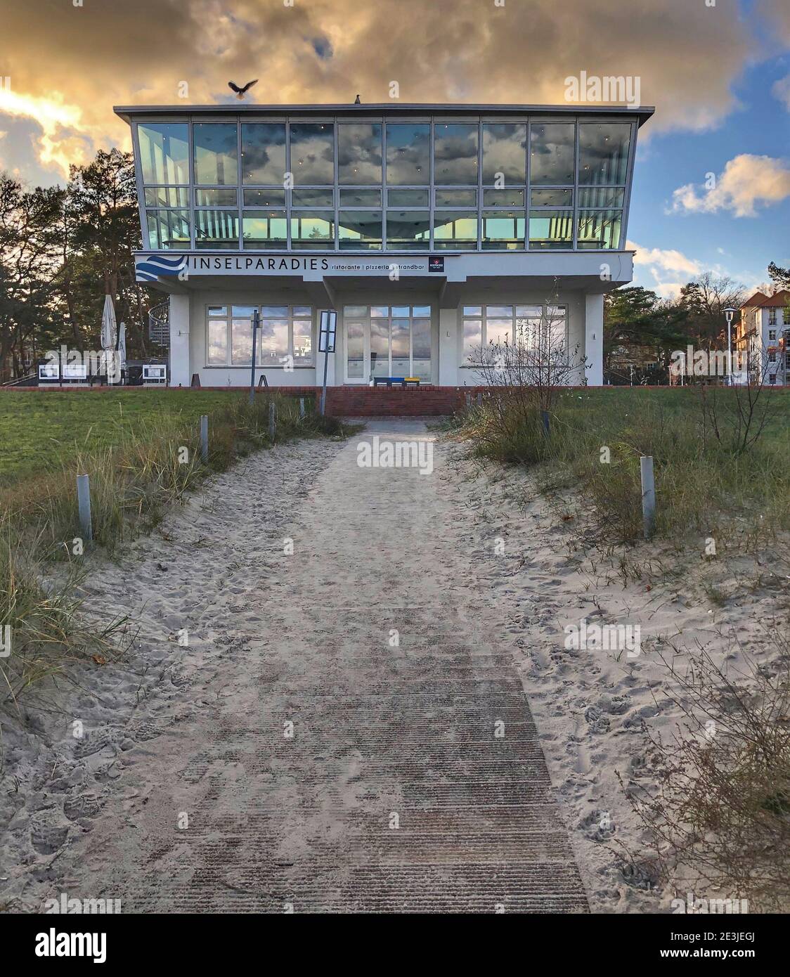 Glassbuilding sur une plage de sable à Baabe, mer Baltique Banque D'Images