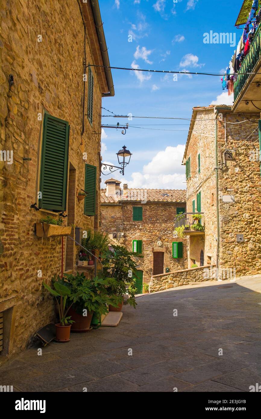 Bâtiment résidentiel dans le centre historique de la ville médiévale de Monticiano dans la province de Sienne, Toscane, Italie Banque D'Images