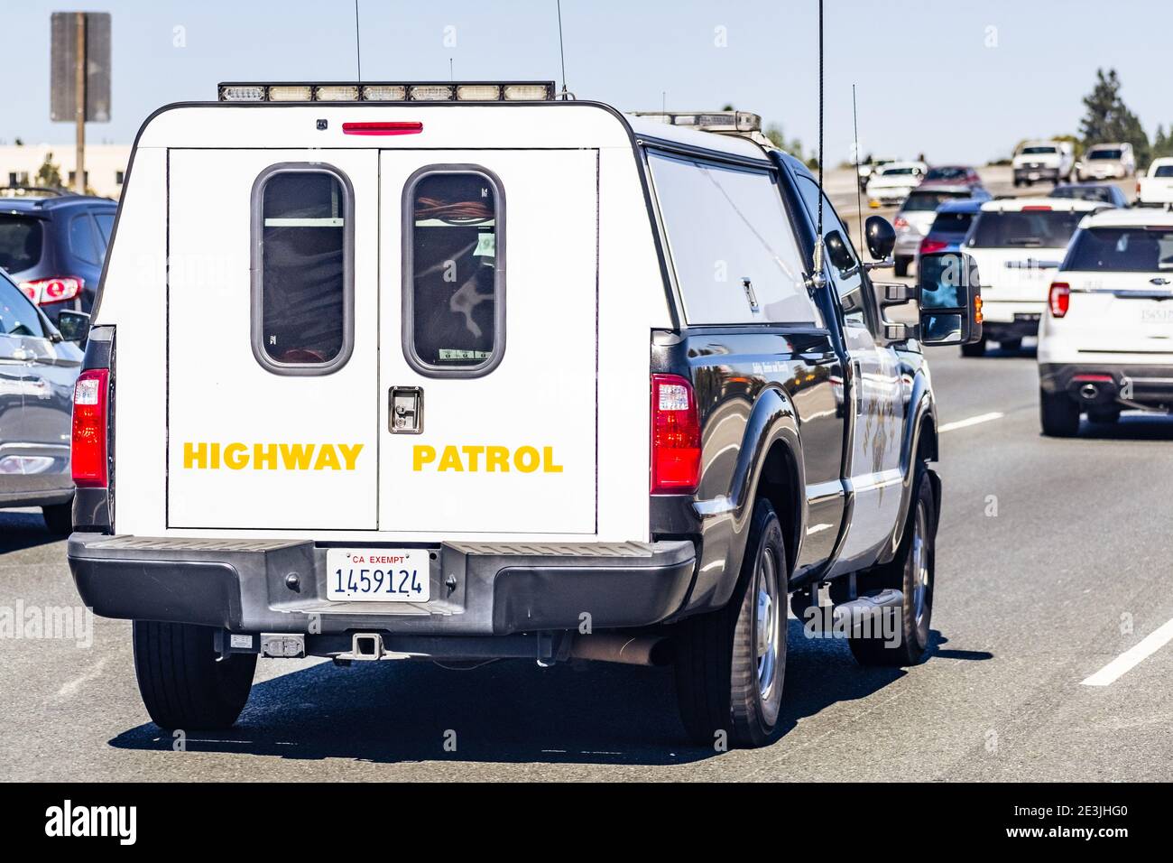 14 oct 2020 Concord / CA / USA - véhicule de patrouille routière de police de véhicules commerciaux roulant sur l'autoroute; la patrouille routière de Californie (CHP) est Banque D'Images