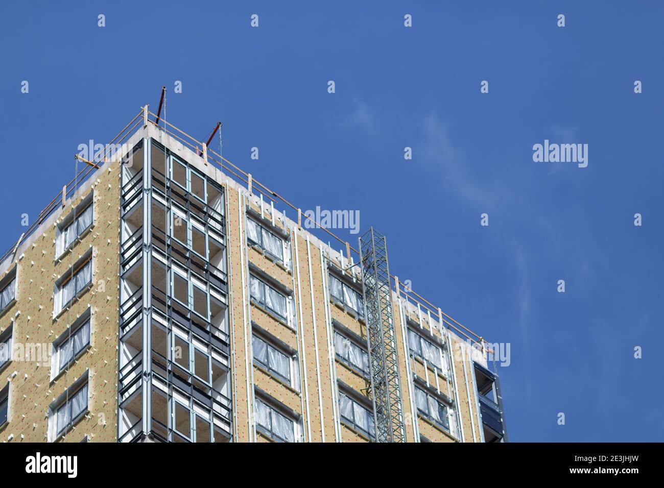 Grands immeubles d'appartements en construction. Bâtiment en construction contre ciel bleu Banque D'Images