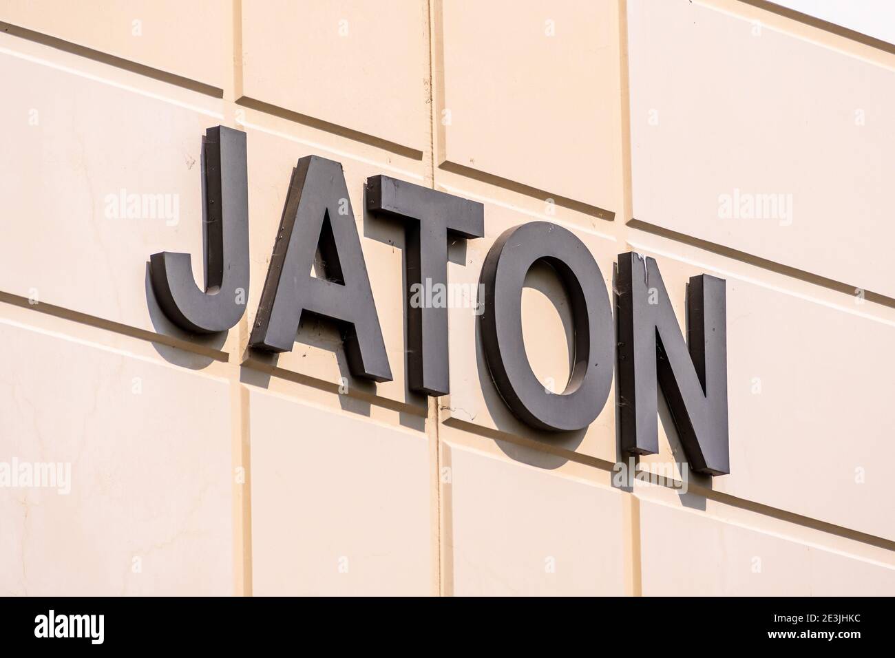 17 sept 2020 Fremont / CA / USA - logo de Jaton à leur siège social dans la Silicon Valley; Jaton Corporation opère dans l'industrie des semi-conducteurs et est Banque D'Images