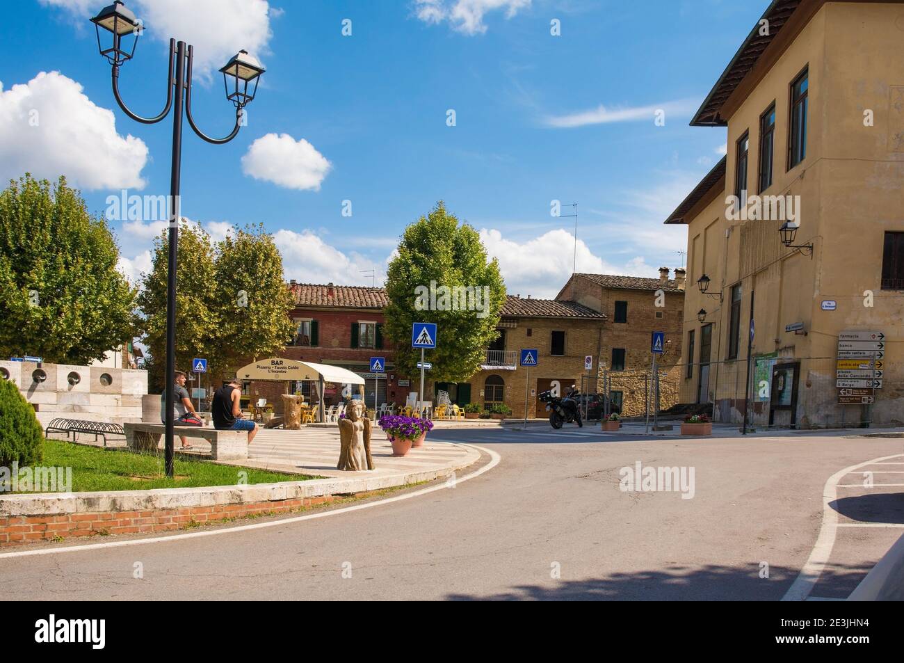 Monticiano, Italie - 7 septembre 2020. Bâtiments dans le centre de la ville médiévale de Monticiano dans la province de Sienne, Toscane, Italie Banque D'Images