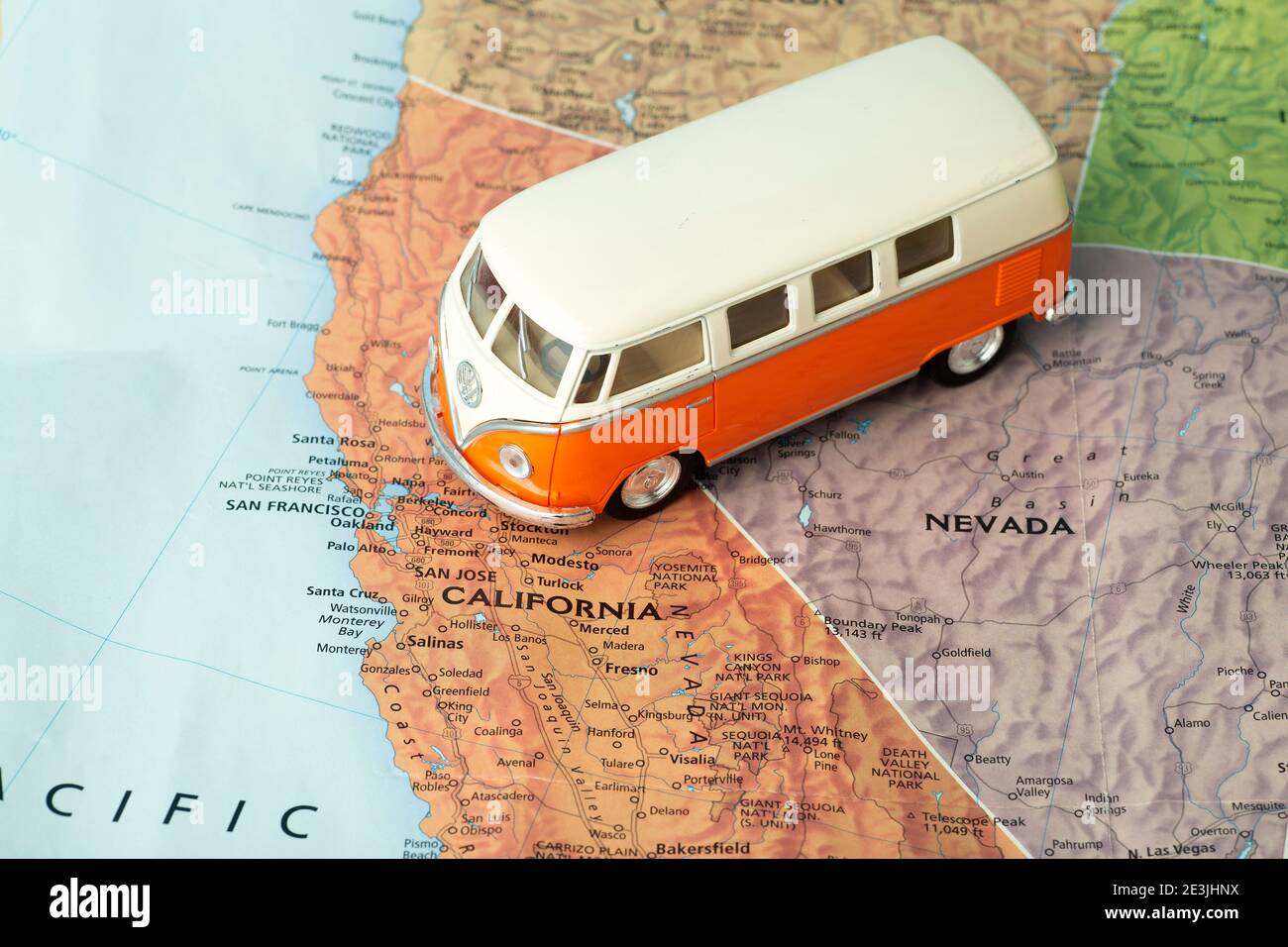 Jouet rétro bus Volkswagen sur la carte des Etats-Unis. Déplacement en voiture aux États-Unis Banque D'Images