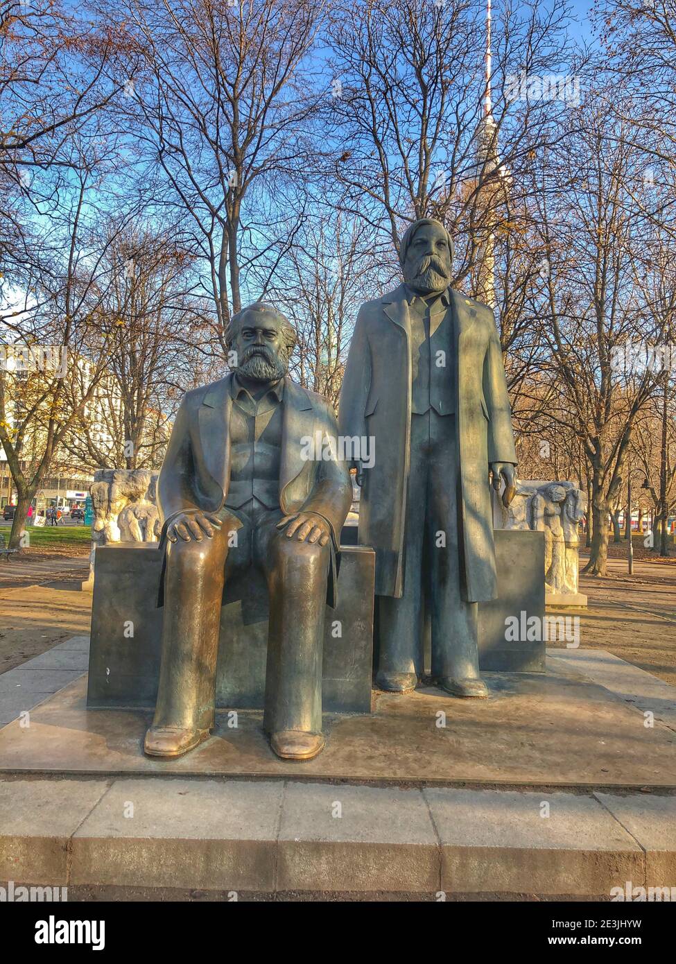 Marx-Engels-Forum (Sculpture dédiée à Marx & Engels) sur Alexanderplatz, Berlin, Allemagne Banque D'Images