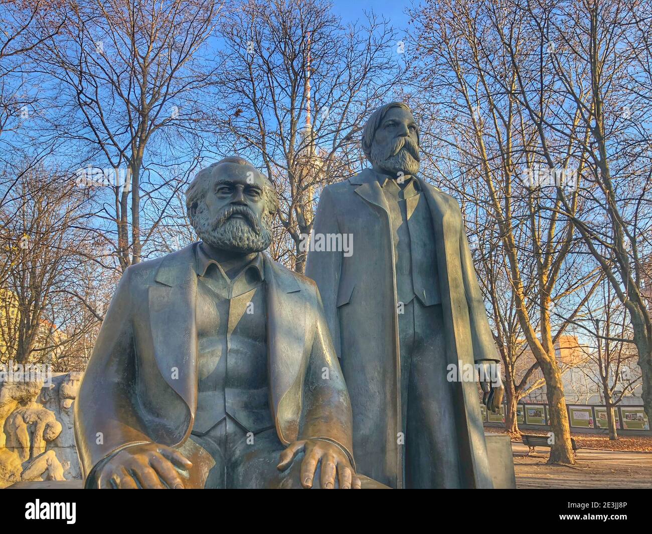 Marx-Engels-Forum (Sculpture dédiée à Marx & Engels) sur Alexanderplatz, Berlin, Allemagne Banque D'Images
