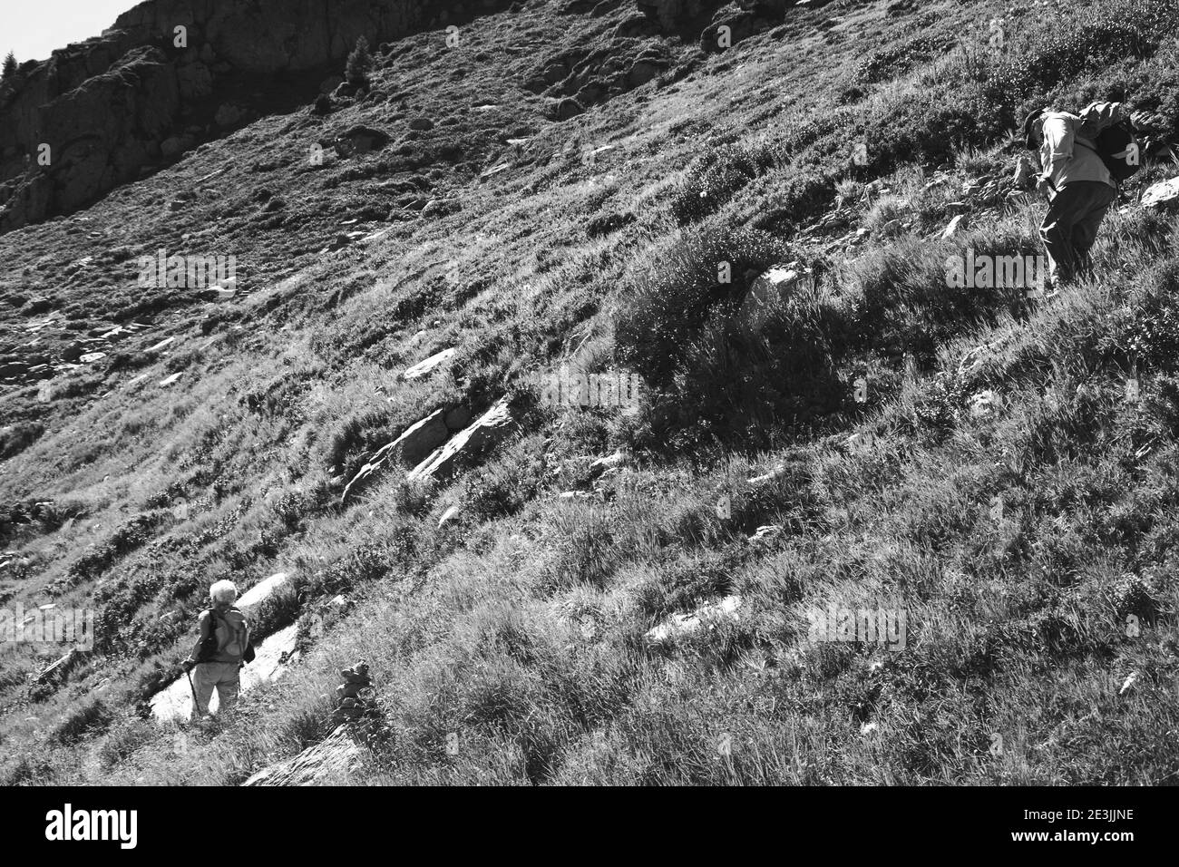 Couple senior randonnée dans les Alpes françaises en été. Bien-être des personnes âgées, mode de vie sain, concept de vie de plaisir. Nature Voyage arrière-plan. Photo noir et blanc Banque D'Images