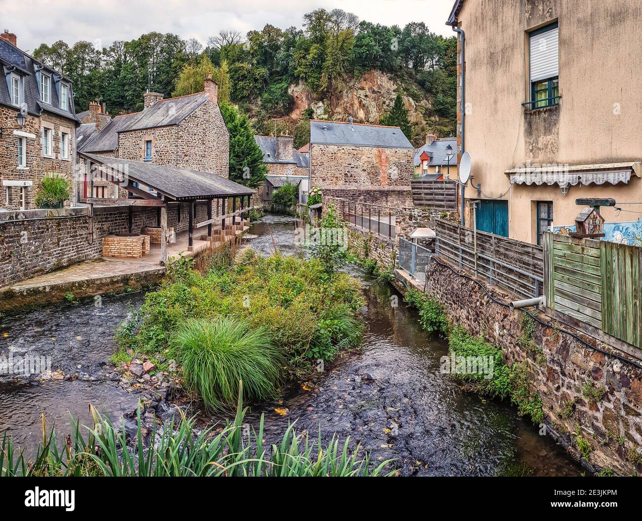 Fougeres, France, septembre 2020, vue sur un ruisseau qui traverse la ville de Fougères Banque D'Images