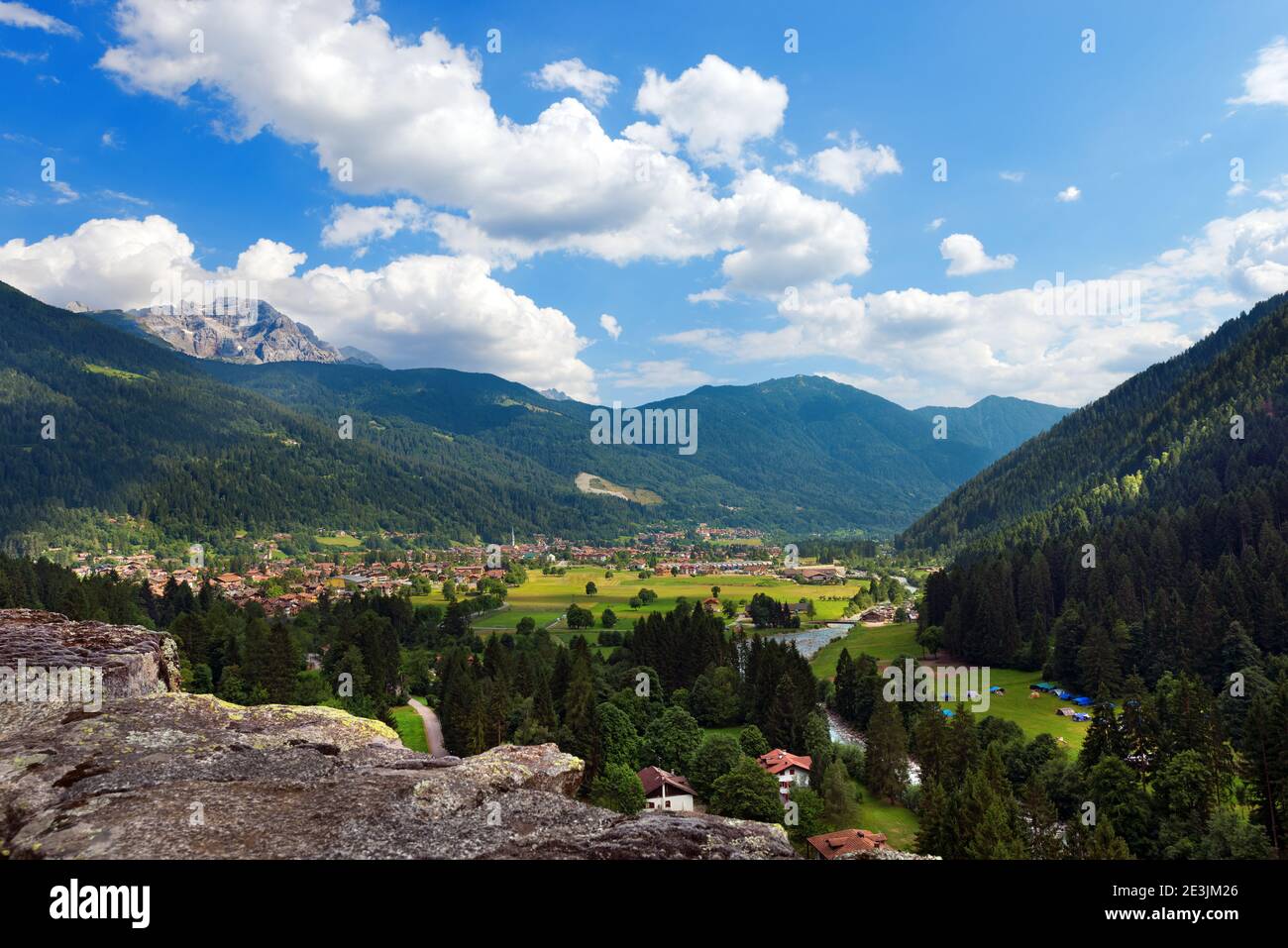Panorama de la petite ville de Pinzolo dans la vallée de Rendena. Trentin-Haut-Adige, Italie Banque D'Images