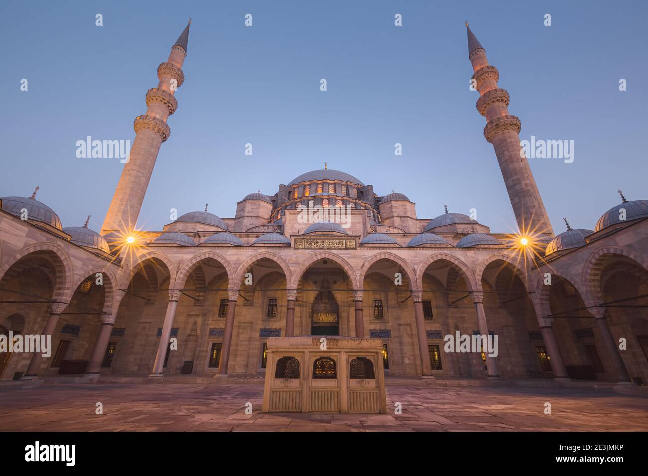 Vue en soirée sur la cour ottomane du XVIe siècle de la mosquée Suleymaniye, conçue par Sinan pour Suleiman le magnifique à Istanbul, Turquie. Banque D'Images