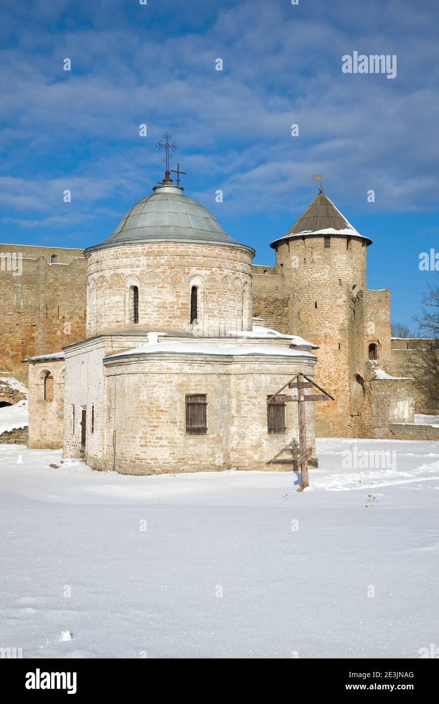 L'ancienne église Saint-Nicolas dans la forteresse d'Ivangorod le jour ensoleillé de mars. Ivangorod, Russie Banque D'Images