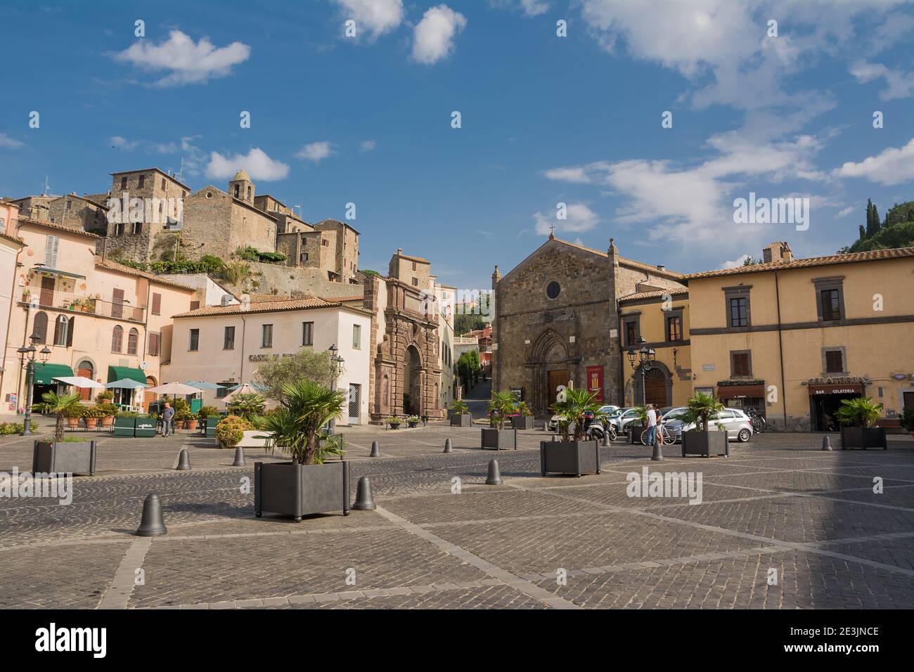 Bolsena, Italie - 20 septembre 2020 : place semi-déserte de Bolsena le dimanche de septembre Banque D'Images