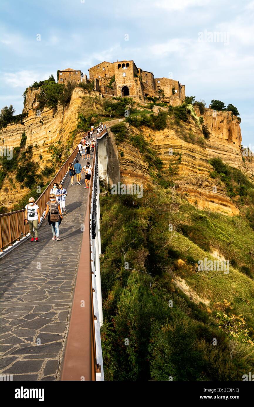 Bagnoregio, Italie - 19 septembre 2020 : vue panoramique de la célèbre Civita di Bagnoregio avec des touristes sur le pont, Lazio, Italie Banque D'Images