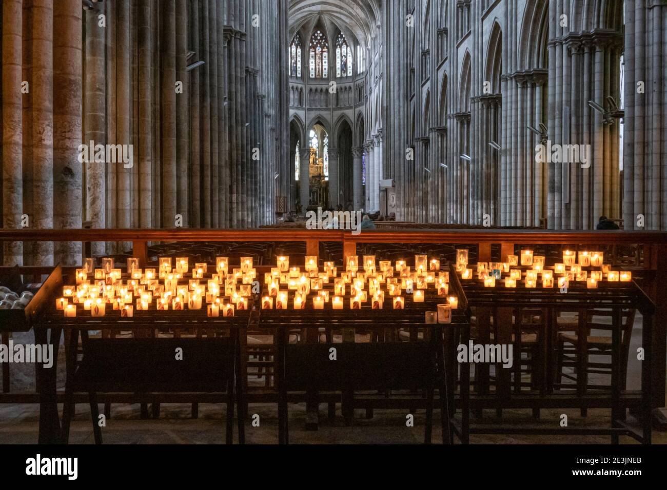 Rouen Cathédrale Normandie France 9.25.2019 un des plus grands exemples de l'église gothique du 13ème siècle. Bougies votives en premier plan et le Banque D'Images