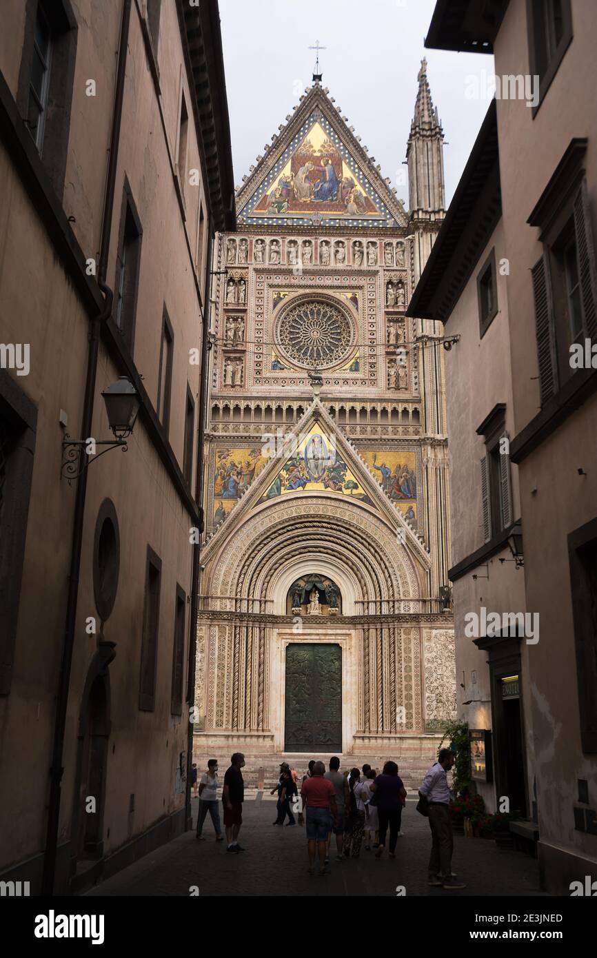 Orvieto, Italie - 20 septembre 2020 : façade de la basilique d'Orvieto décorée de mosaïques et de touristes Banque D'Images