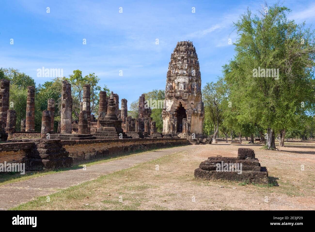 Prang khmer sur les ruines de l'ancien temple bouddhiste Wat Phra Pai Luang par une journée ensoleillée. Parc historique de la ville de Sukhothai, Thaïlande Banque D'Images